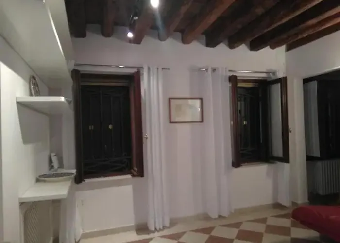 Due Passi Dall'antico Ghetto